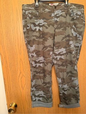 l.e.i. Size 17 regular Ashley low-rise camo capris. From 2012 or 2014